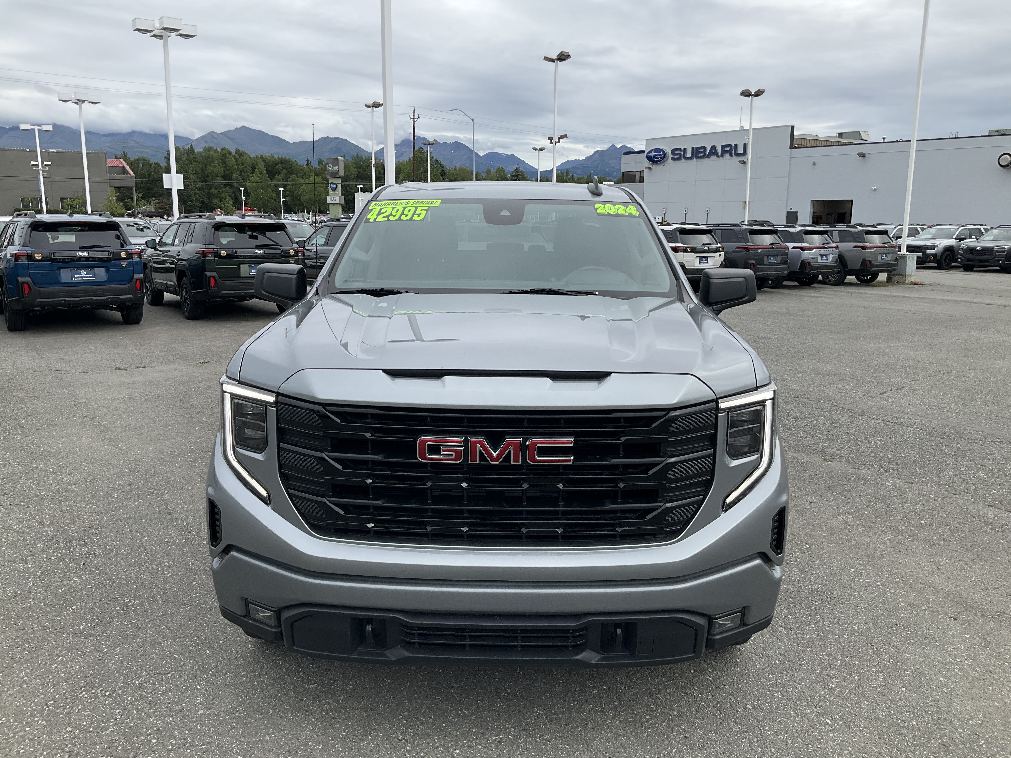 Used 2024  GMC Elevation image 2
