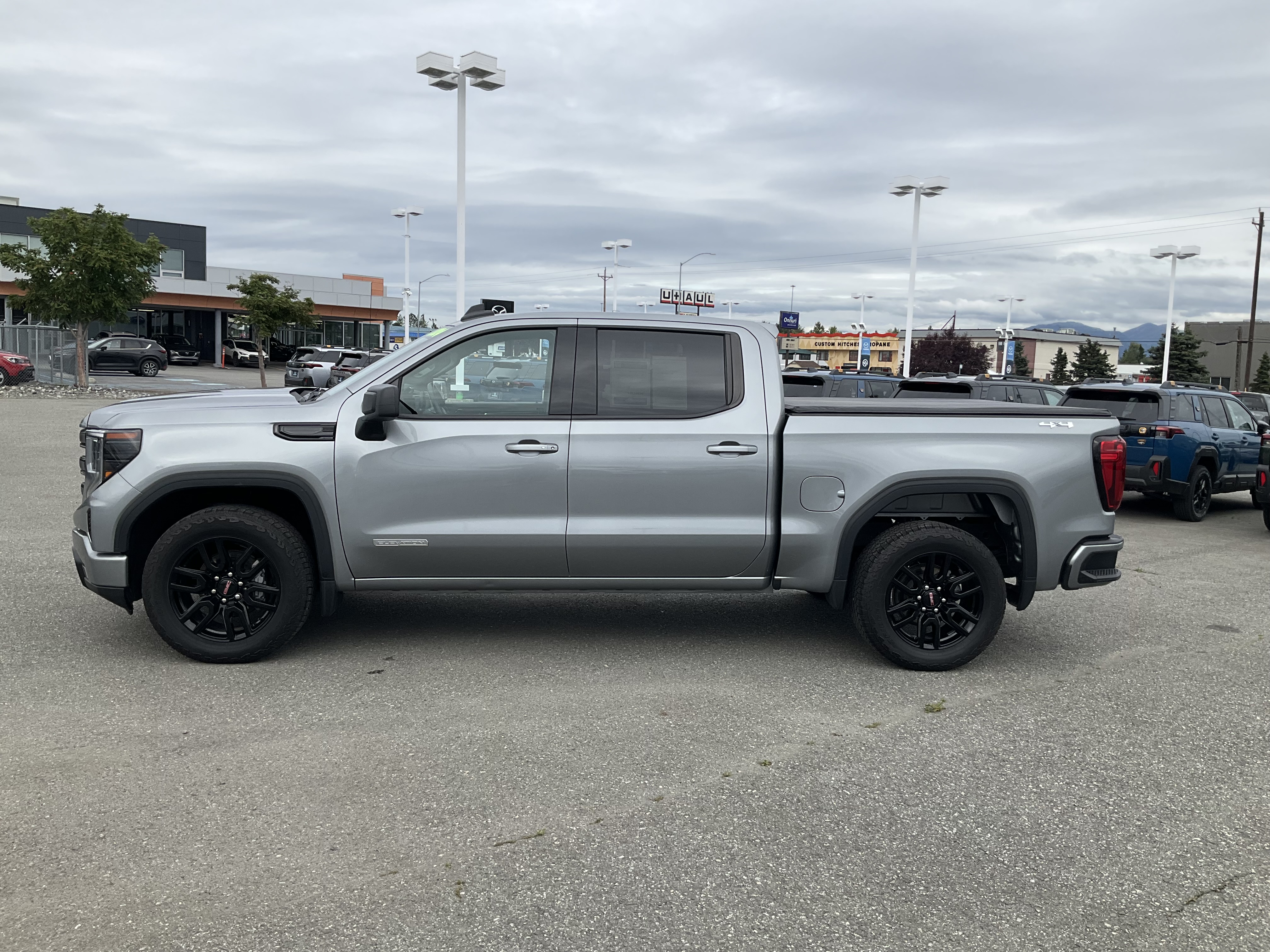 Used 2024  GMC Elevation image 3