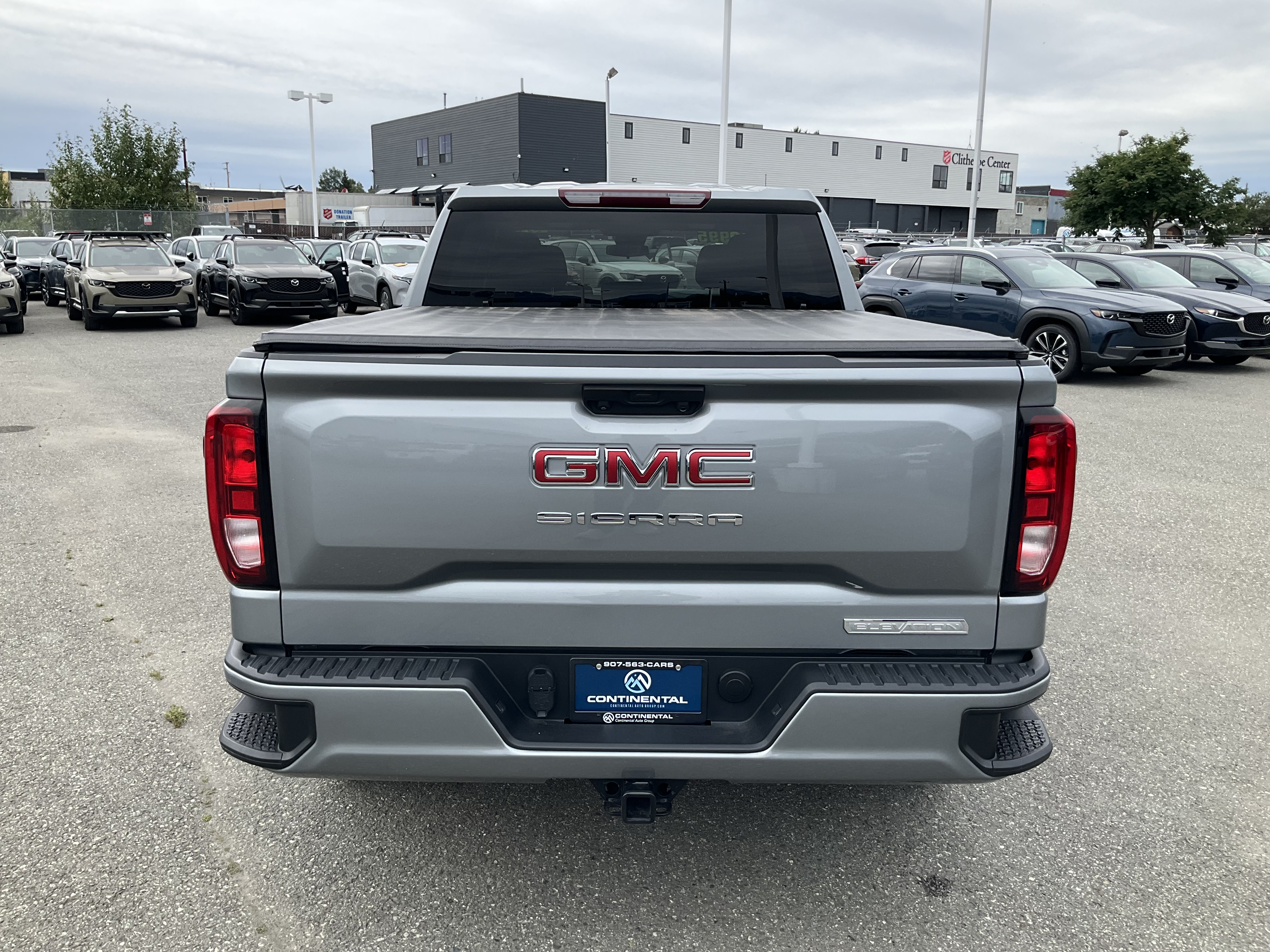 Used 2024  GMC Elevation image 4