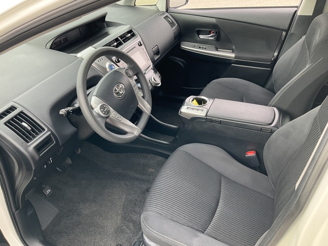 2017 Toyota Prius v (U23090-1)