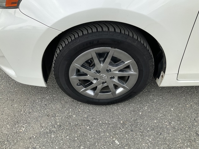 2017 Toyota Prius v (U23090-1)