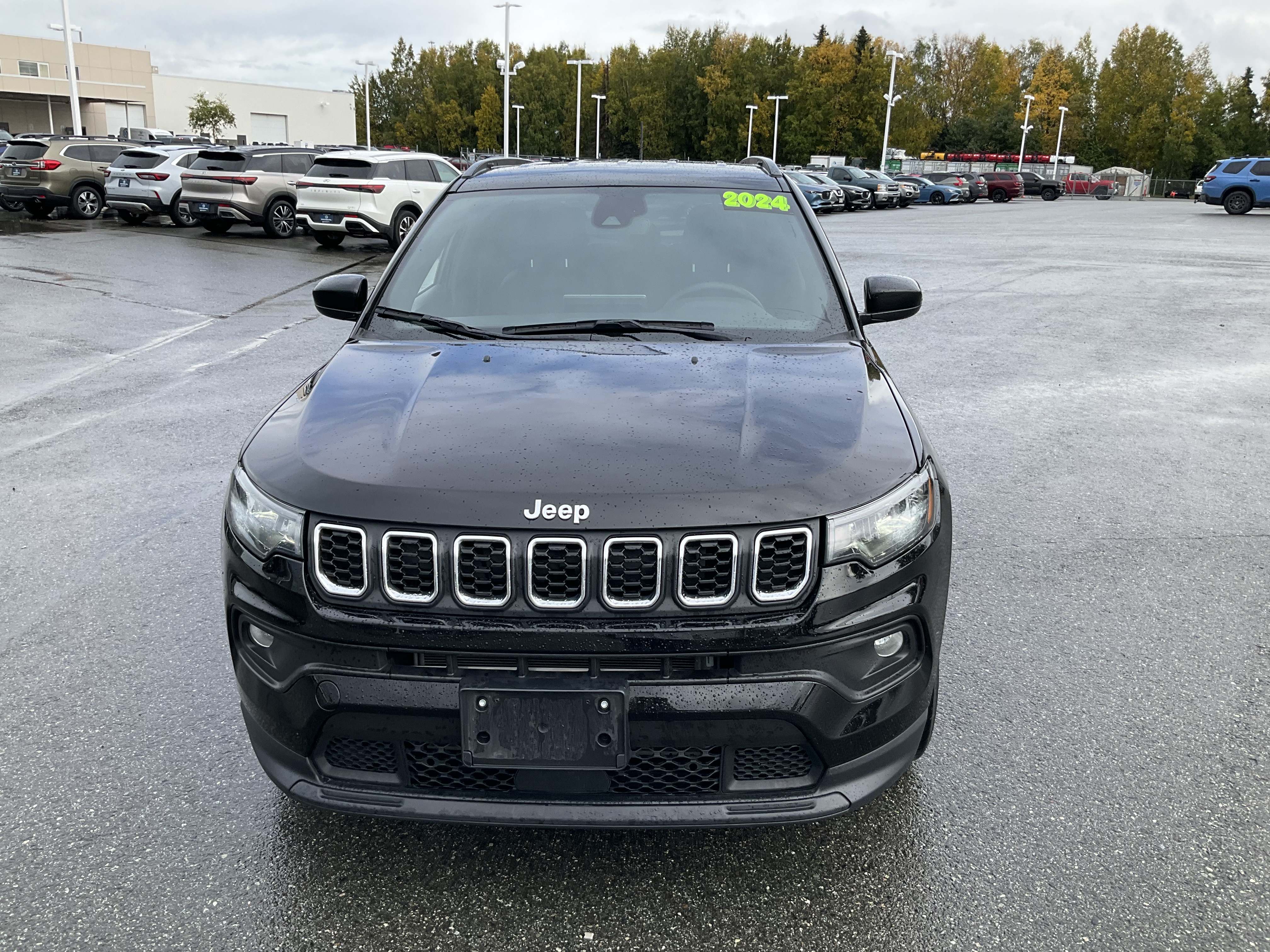 Used 2024  Jeep Latitude image 2
