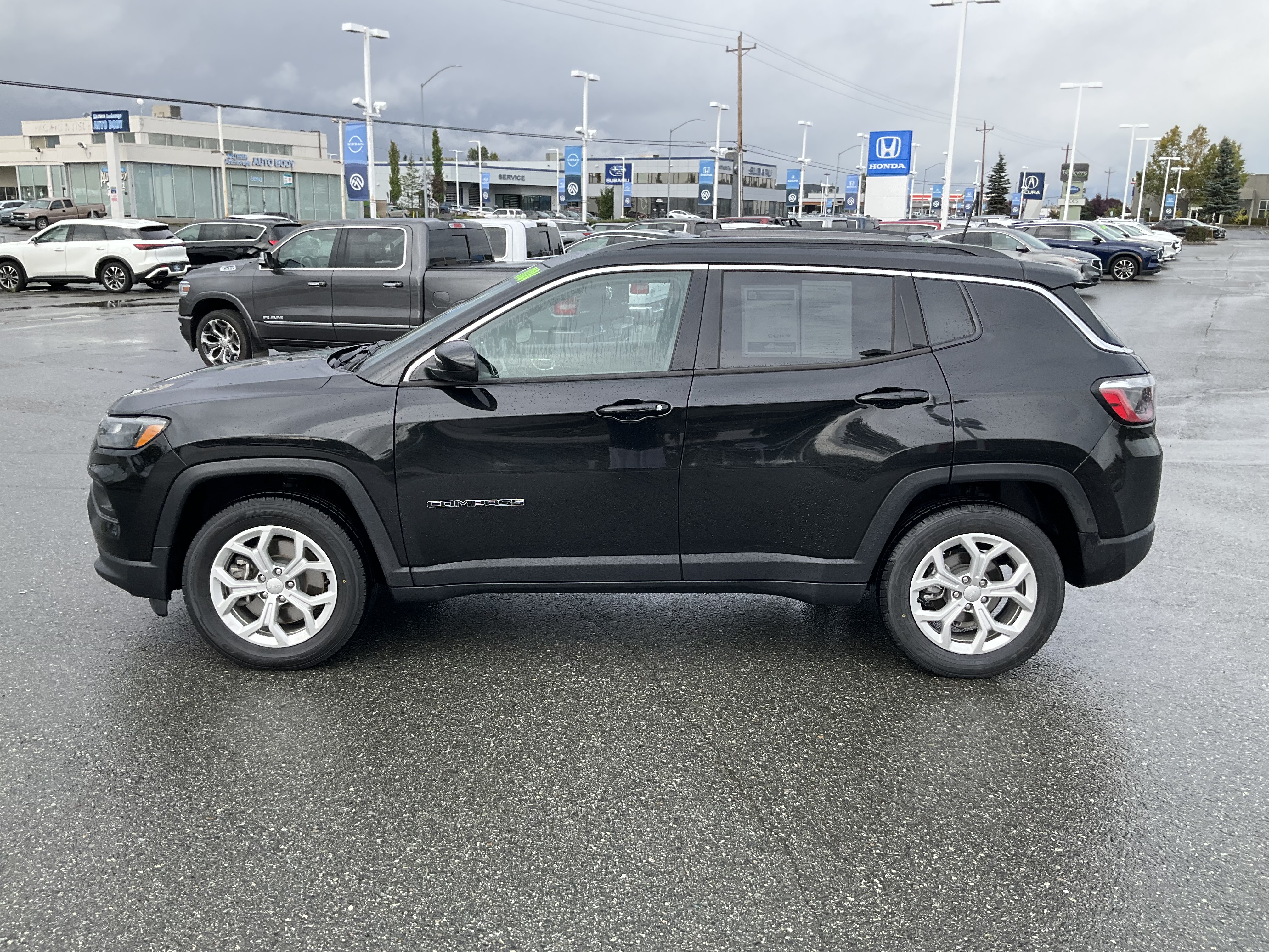 Used 2024  Jeep Latitude image 3