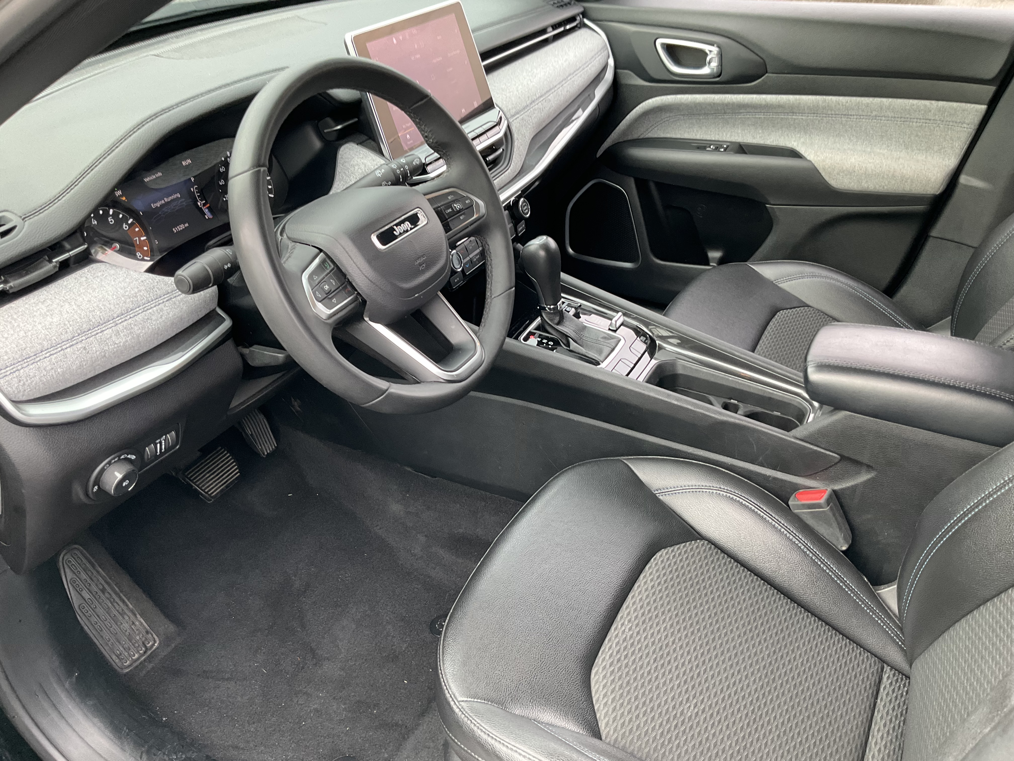 Used 2024  Jeep Latitude image 5