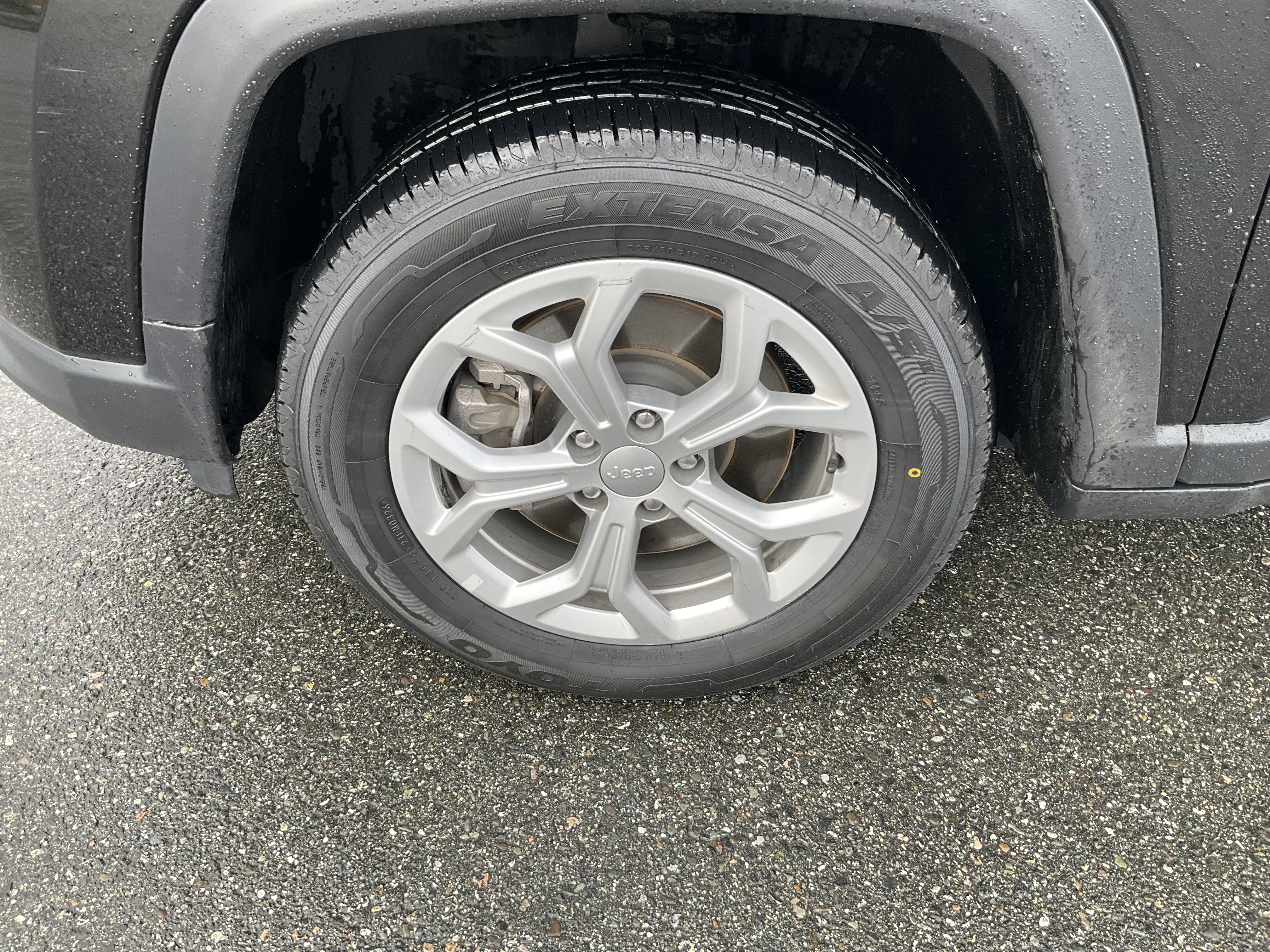 Used 2024  Jeep Latitude image 6