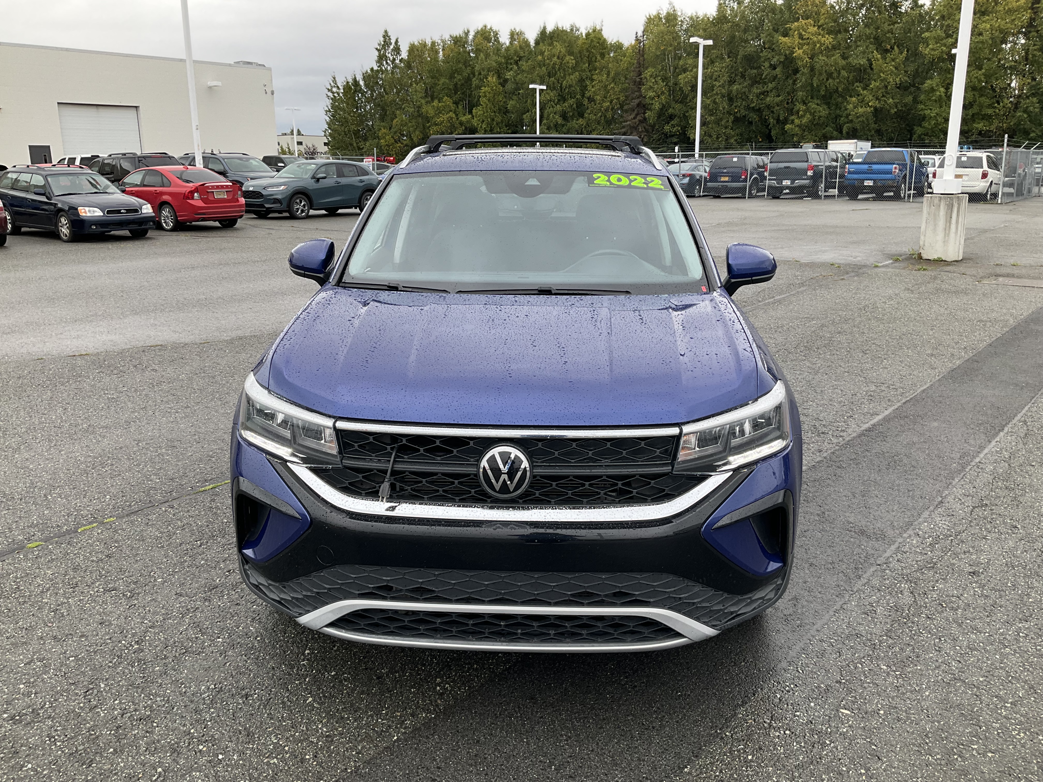 Used 2022 Blue Volkswagen SE image 2