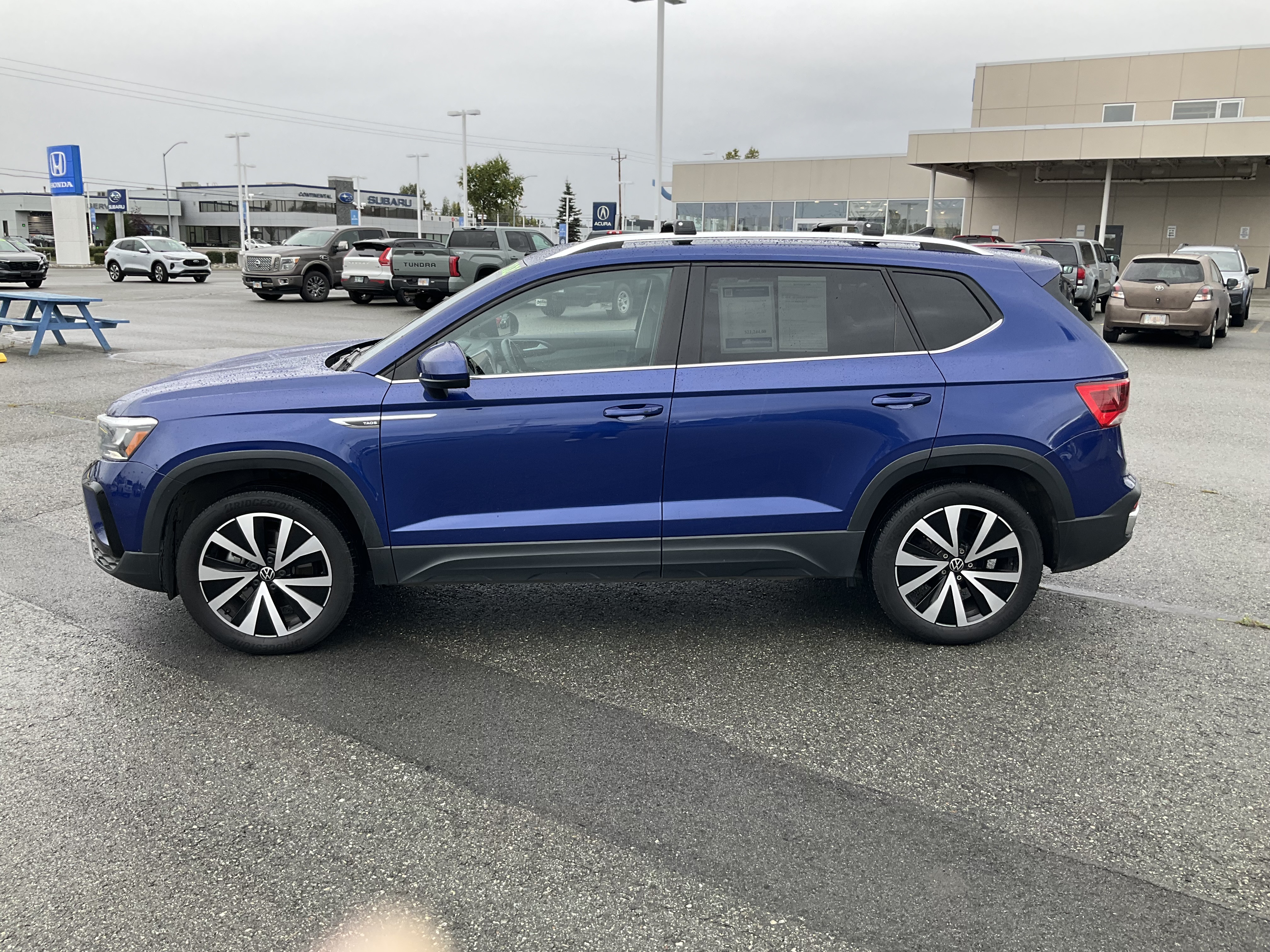 Used 2022 Blue Volkswagen SE image 3