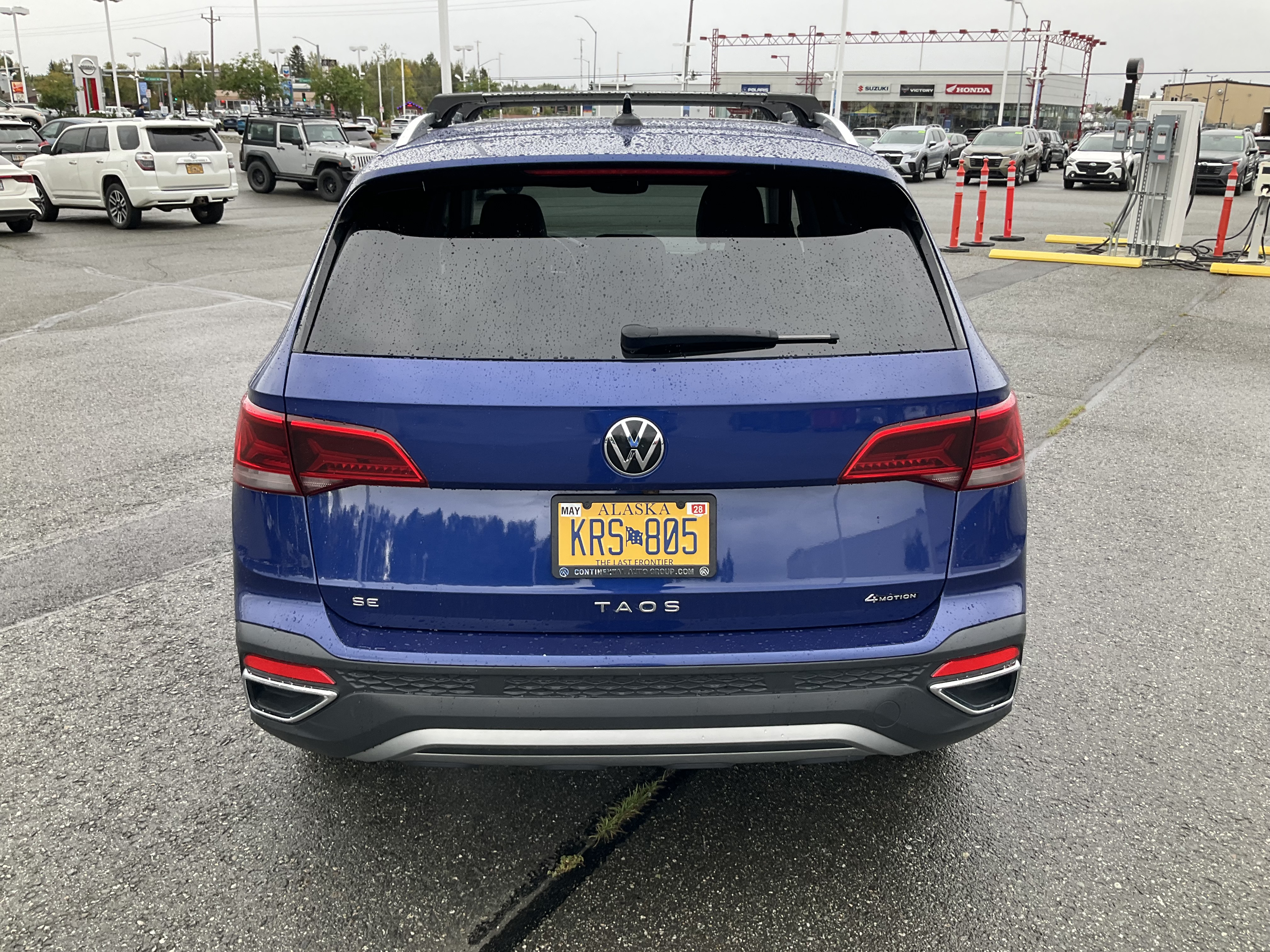 Used 2022 Blue Volkswagen SE image 4